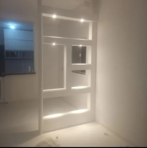 Móveis e guarda-roupa de gesso