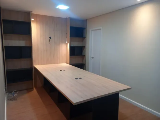 Mesa de reunião com prateleiras.