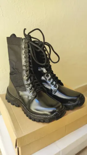 Bota coturno Kyllper preta brilhante tamanho 39 usada