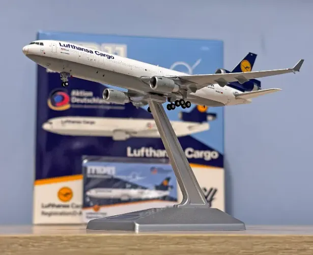 Miniatura MD-11F Lufthansa Cargo escala 1:400 Avião
