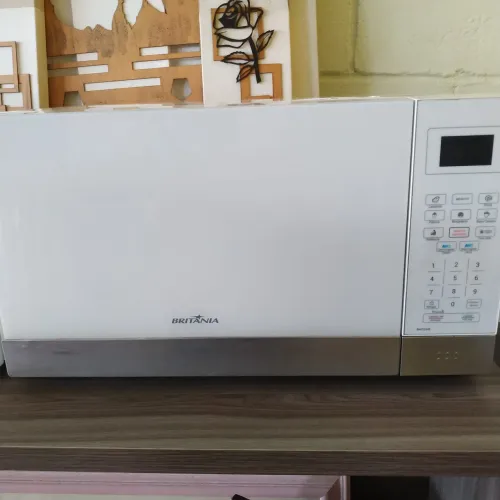 Microondas BRITÂNIA (127 V / 26 L)