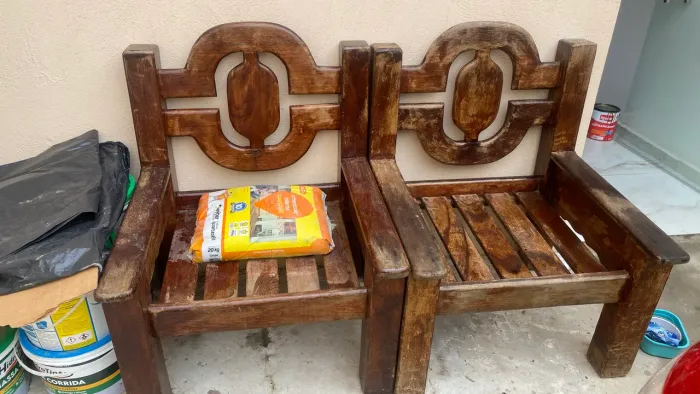 Par de poltronas rústicas em madeira maciça 