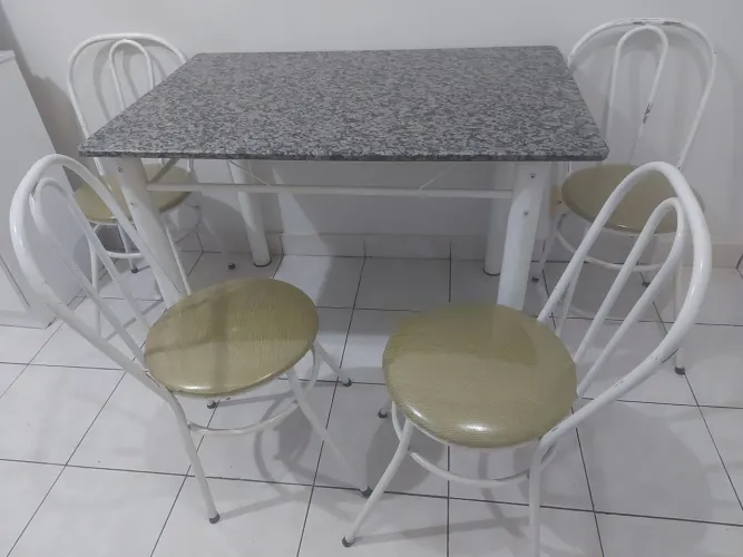 Mesa de jantar 4 cadeiras