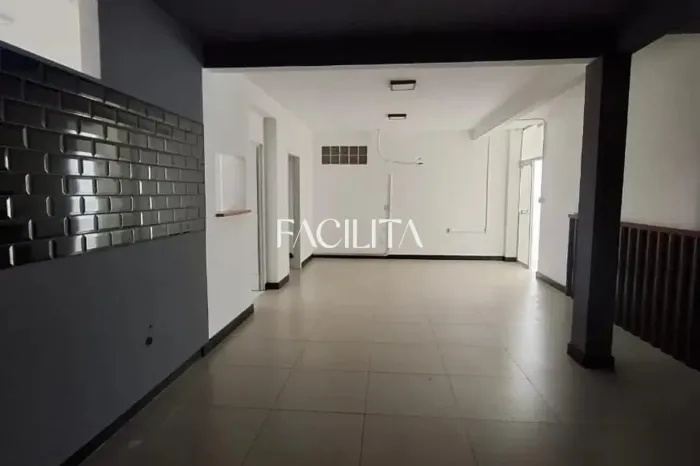 Loja comercial no bairro Kobrasol, São José.