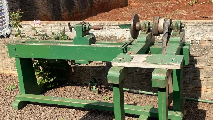 Torno de madeira rústica