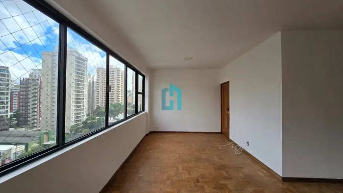 Apartamento para reforma a venda em Moema com 3 quartos e fora de rota de avião.