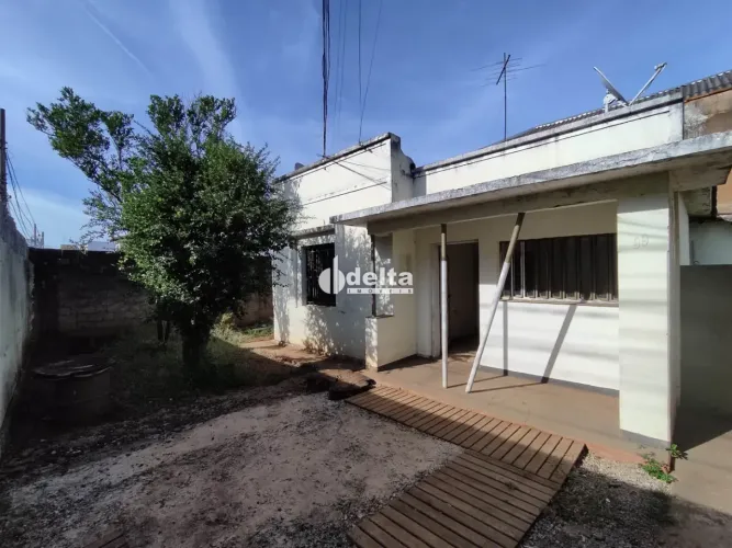 Casa com 2 quartos disponível para locação no bairro Centro em Uberlândia-MG.