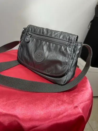 Bolsa Kipling original prata brilhante
