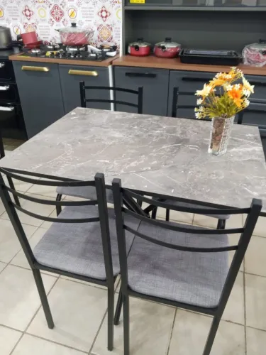 Mesa com 4 cadeiras 