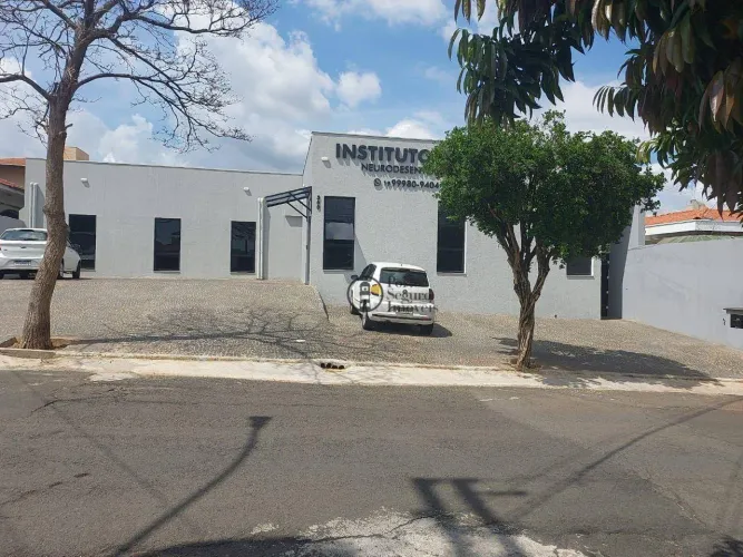 Espaço comercial com 672m2 de área total, 417m2 de construção. 12 salas de dimensões diver