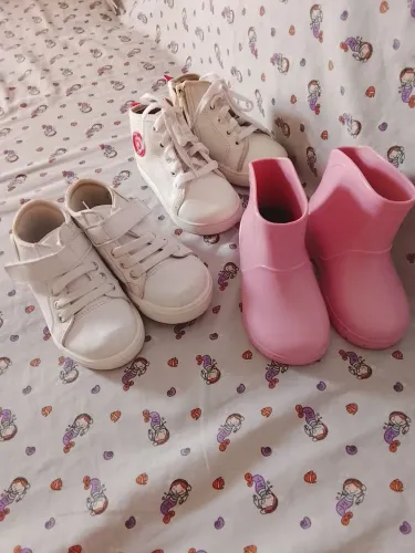 Lote de 03 pares sendo  dois tênis nr.22 e 23 e  uma botinha rosa nr21 