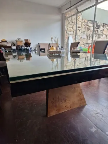 Mesa de jantar com tampo de vidro e 10 cadeiras  estofadas 