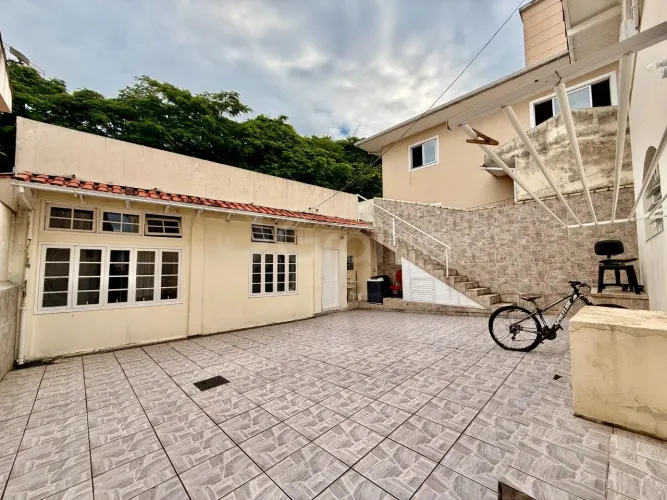 Pousada com 8 quartos (4 suítes) com 150m² na Trindade, Florianópolis.