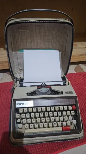 Máquina de datilografia modelo BROTHER Deluxe 1350