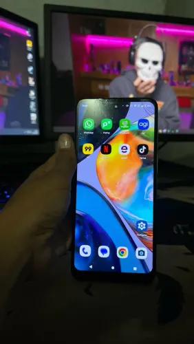 ? Vendo Moto G22 128GB. Tela com trinco, mas funcionando normalmente.