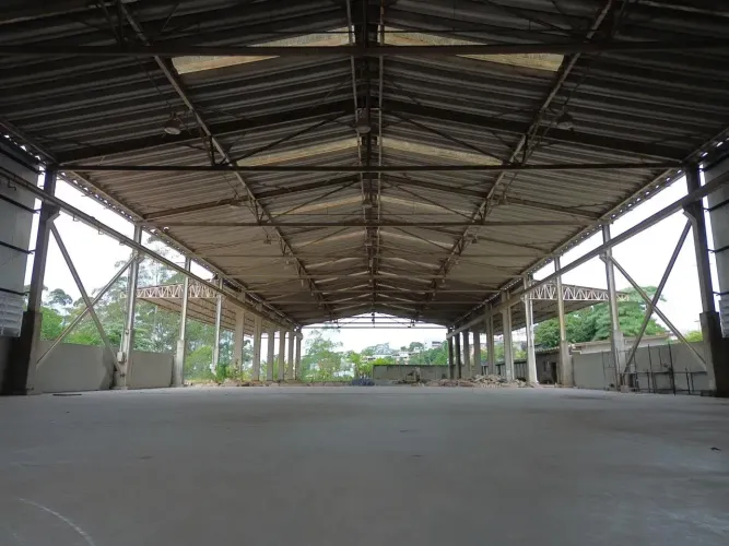 Galpão perto do Centro de Cotia com 3.100m² de área coberta e 8.000m² de terreno.