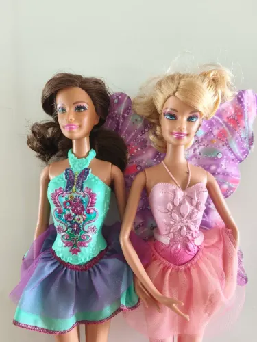 Barbie Flower 'n Flutter Fairy, uma loira e outra morena