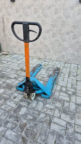 Paleteira hidráulica 2200kg, sem nenhum defeito e revisada!