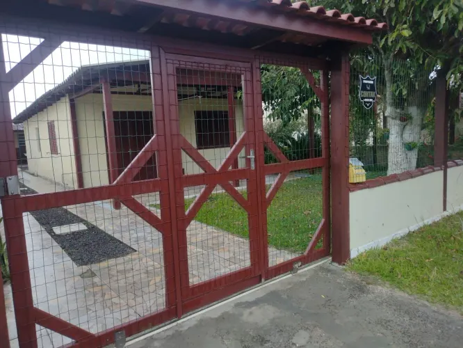 Balneário Pinhal casa com anexo nos fundos.