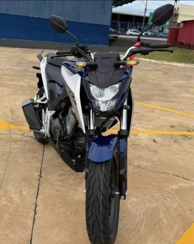 Vendo moto em perfeitas condições.