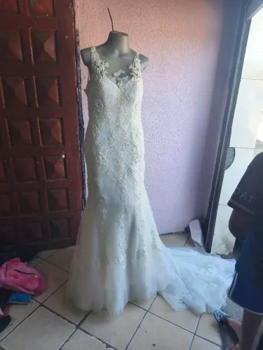 Vestido de noiva todo bordado com pedrarias tipo sereia com calda lindo