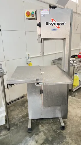 MATERIAIS DE AÇOUGUE - SERRA FITA - MOEDOR - MESA INOX