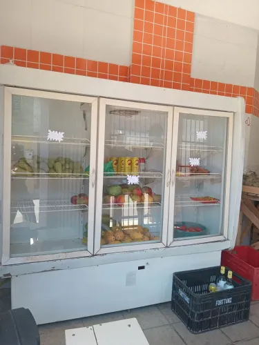 Vendo. Frieza, grande, parabéns verduras,alimentos etc, Conserva os alimentos apenas.?r