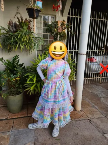 Vestido de festa junina com arranjo de cabelo 