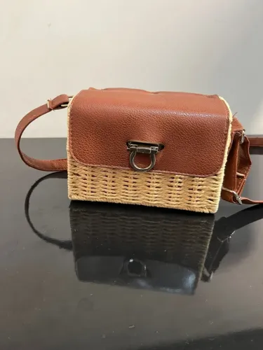 Bolsa pequena estilo baú