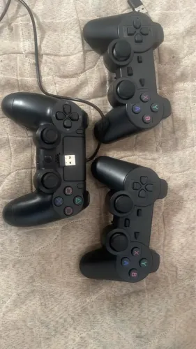 VENDO ESSES TRÊS CONTROLES.