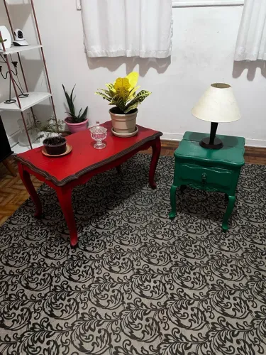 Mesa luxo colonial vermelha+criado mudo+abajur