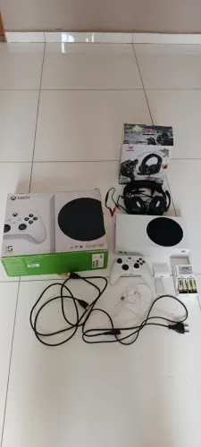 Xbox série s e assessórios para melhorar sua diversão.