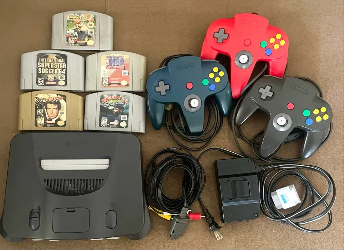Nintendo 64 / 5 jogos / 3 controles / ótimo estado