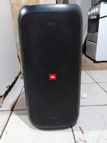 Vendo uma caixa da JBL parte boxe 100 defeito que tá carregando lento