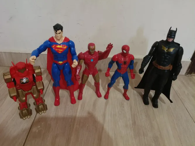Bonecos de super heróis