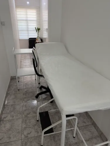 Vendo maca acompanhada de mocho( escada e mesa. 
