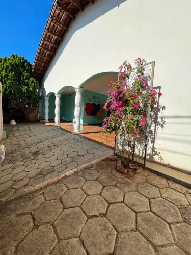 Casa à venda - 450m² - 4 quartos - 2 banheiros - lavabo -10 vagas de garagem Residencial
