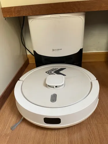 Robô KABUM! Smart 900 aspira e passa pano com base coletora de lixo