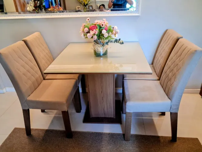 Vendo Mesa com 4 cadeiras