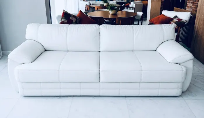Vendo Sofá de Couro Legítimo Branco 2,30mts. Excelente estado e muito confortável.