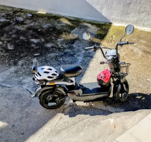 Scooter elétrica 500w Acompanha capacetes 