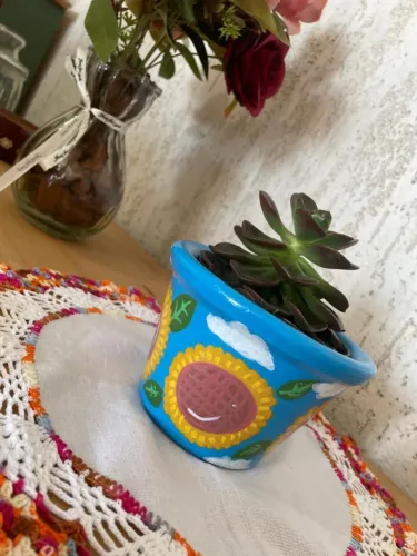 Vaso de barro pintado a mão 