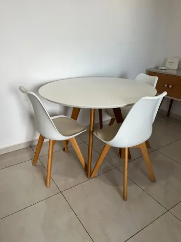Mesa Square Redonda 108 cm + 4 Cadeiras Eames Wood Leida