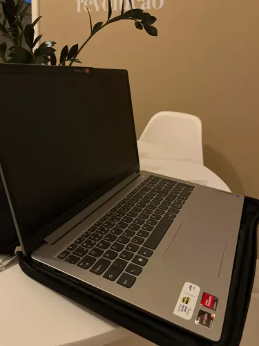 Notebook- Lenovo (menos de um ano de uso)