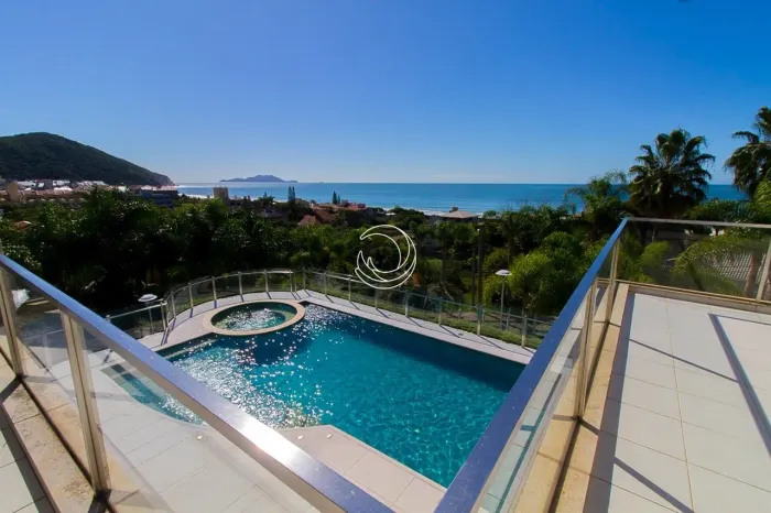 Casa Residencial de 6 dorms no bairro Praia Brava