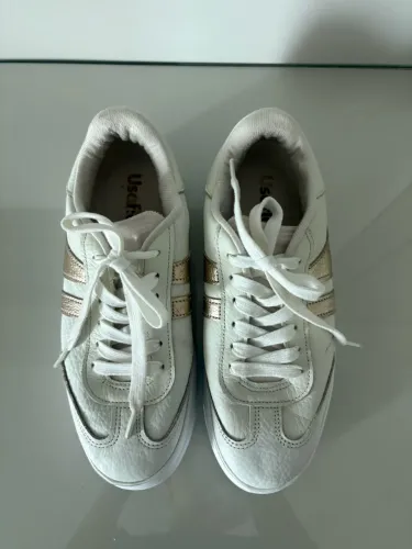 Tênis Casual branco com dourado