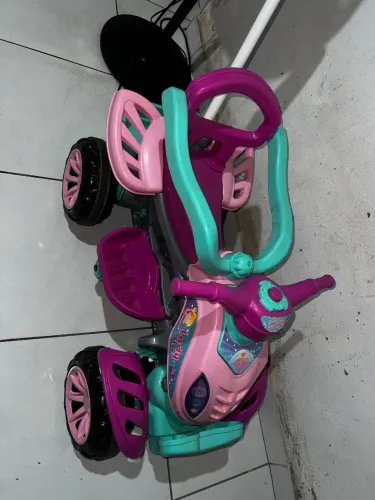 VENDO CARRO INFANTIL FEMININO SEMI-NOVO COM ÓTIMO PREÇO