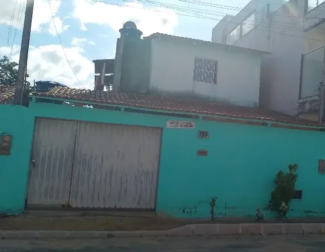 ? Vende-se Casa Casa ampla com 3 quartos na parte superior, sendo 1 suíte, e varanda. Na