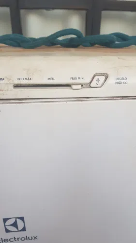 Geladeira Electrolux com um defeito semi nova re.31