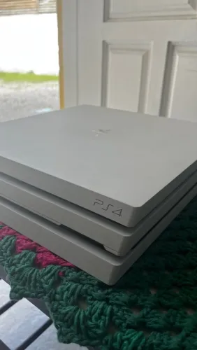 PLAYSTATION 4 PRO BRANCO - 1TB| Excelente estado